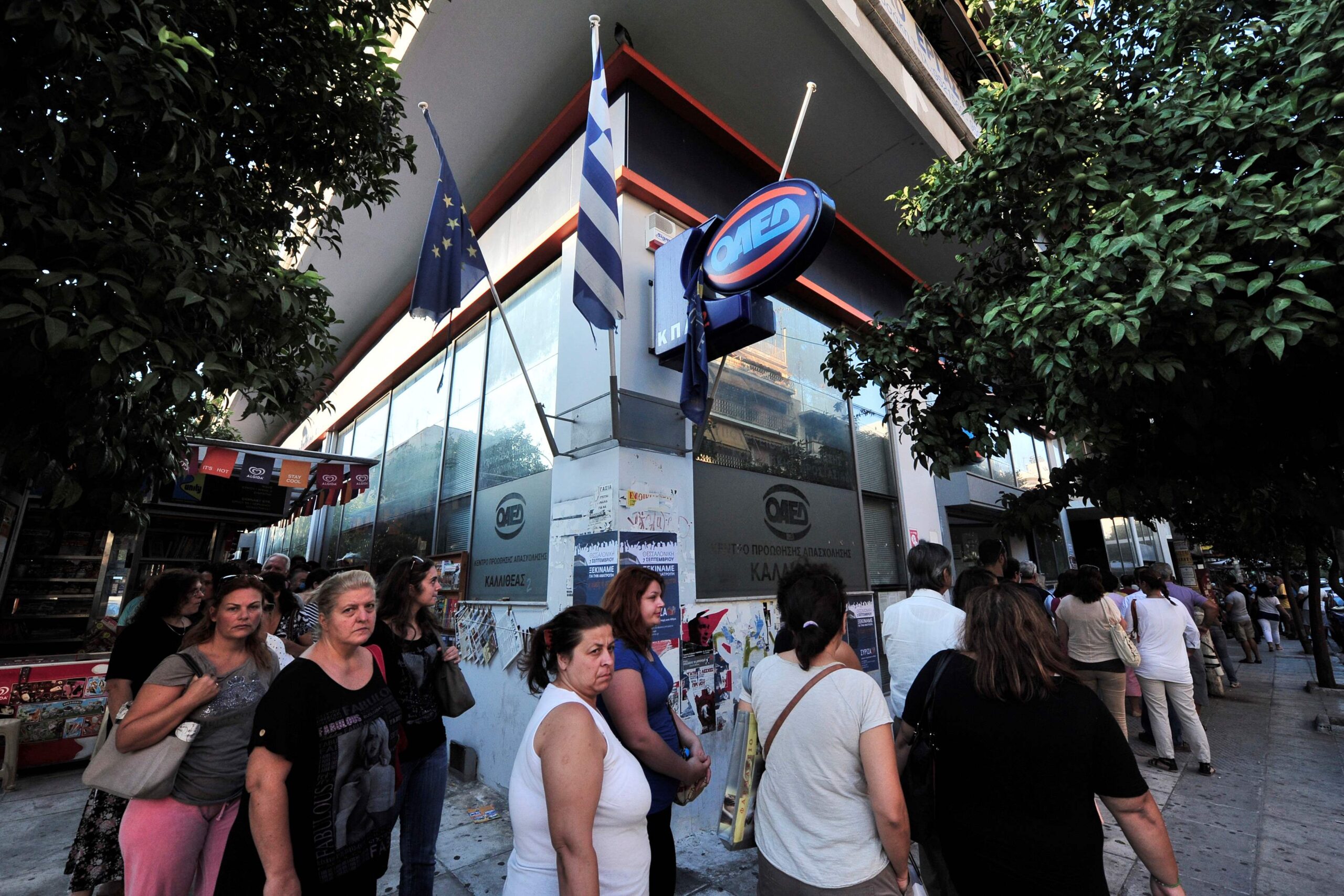 Eurostat: Greeks Cannot Afford a Week-Long Holiday (Infographic)