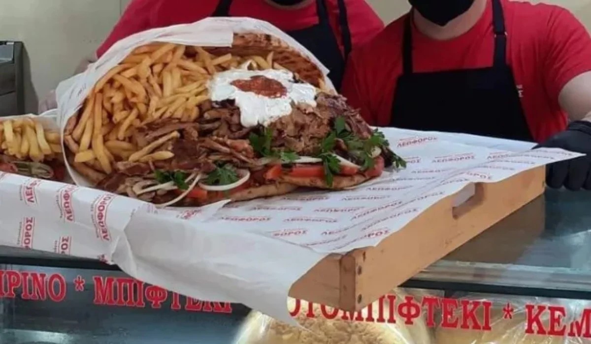 Crete Souvlaki Shop Offers Huge ‘Pita Bouquet’ to Lovers on Occasion of Valentine’s Day