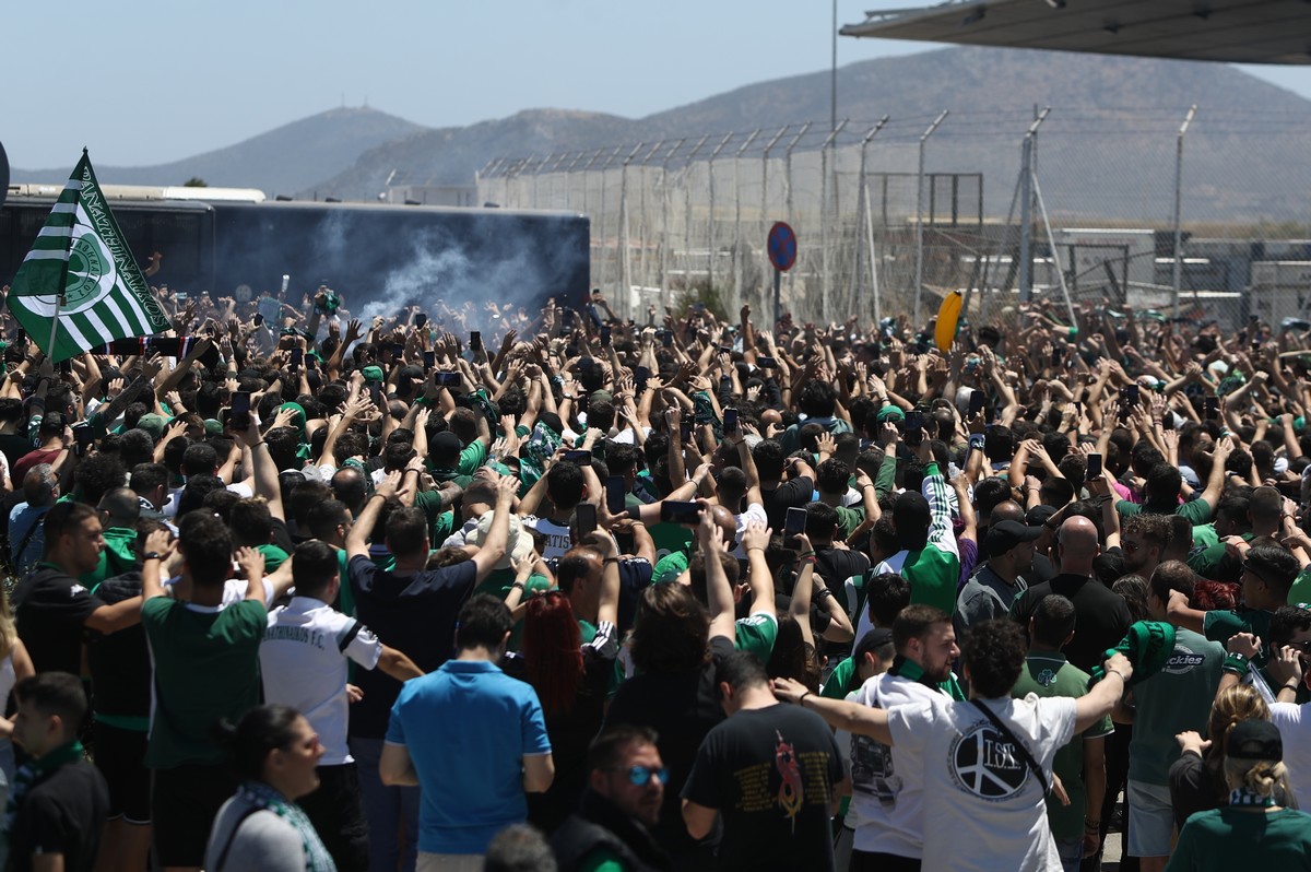 Thousands of PAO Fans Welcome Euroleague Champions in Athens