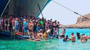 Viral Image Show Tourists Wading from Ferry at Balos Beach