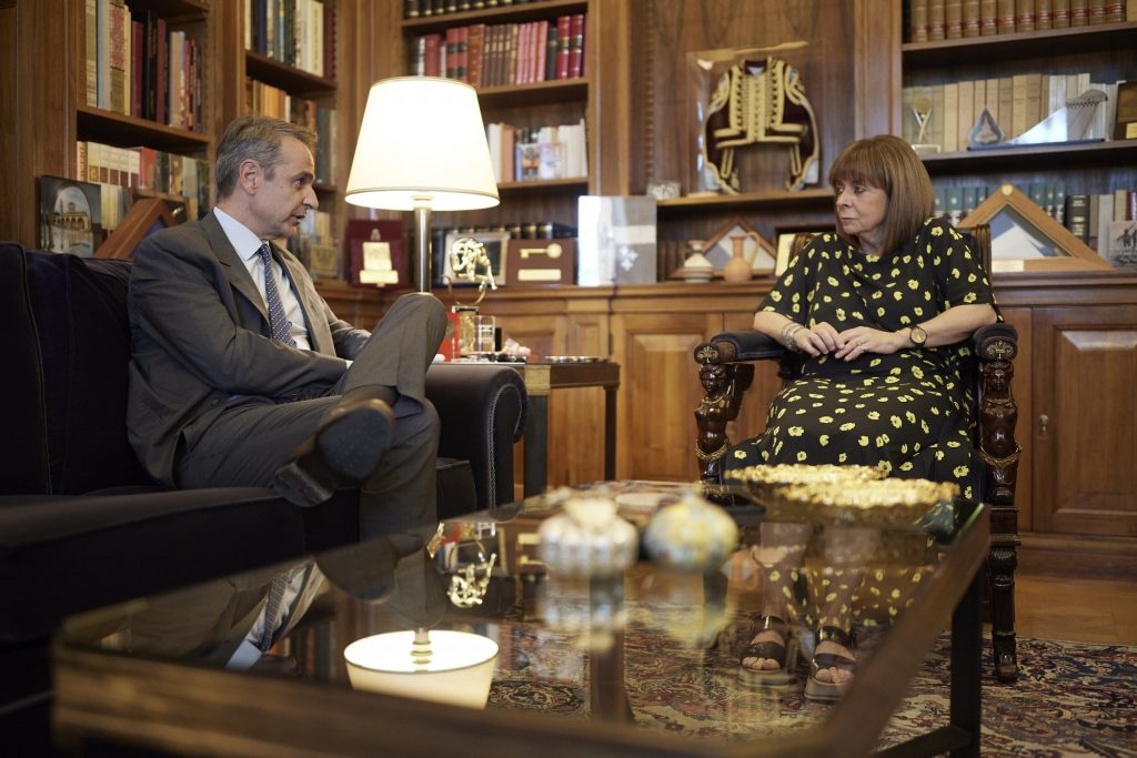 Greek PM Mitsotakis Meets Prez. Sakellaropoulou – Inflation, Health Bill on Agenda