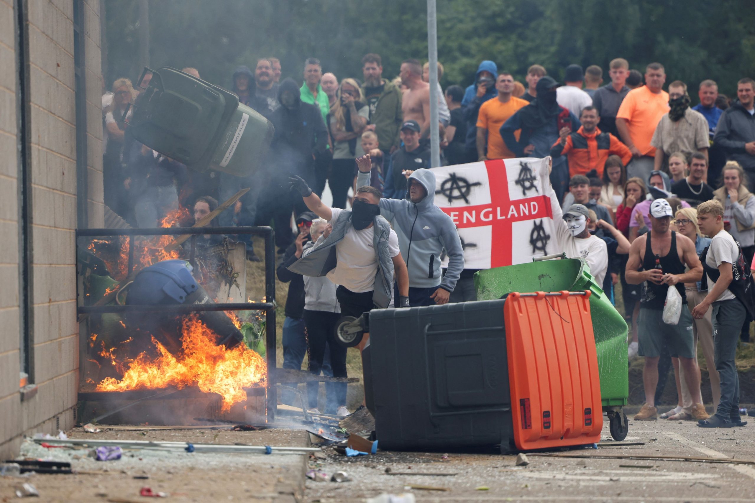 Anti-Immigration Protesters Clash With U.K. Police