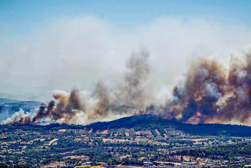 Athens Wildfire – Blaze Threatens Chalandri, Vrilissia Houses Burn