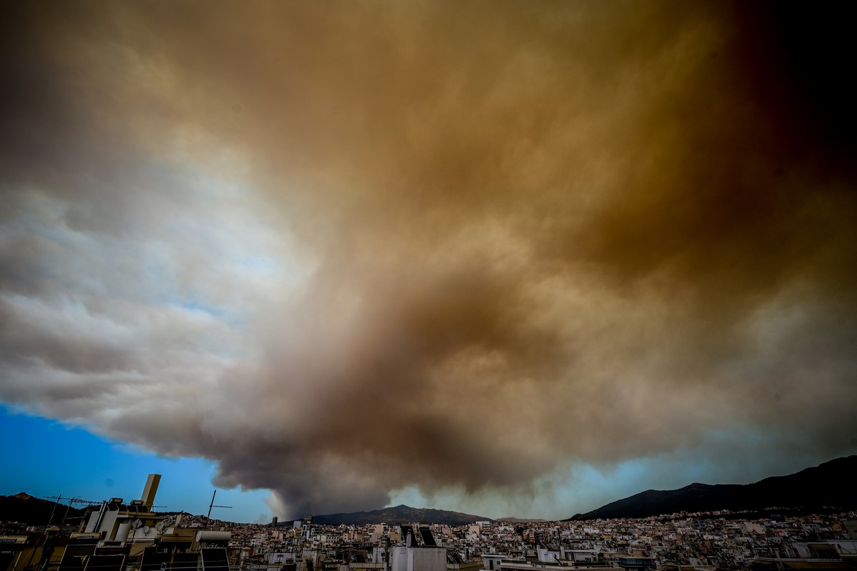 Wildfire Northeast of Athens Triggers Health Warnings as Smoke Engulfs Area