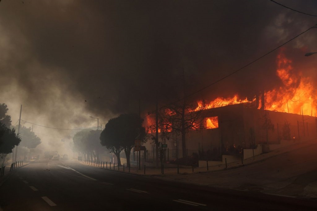 Athens Fires – Areas Beneath Mt. Penteli Most Affected on Mon. Afternoon