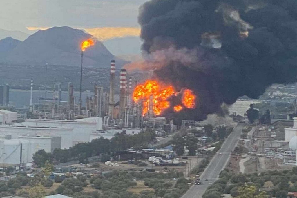 Large Fire Burning at Motor Oil Refinery in Corinth (video)