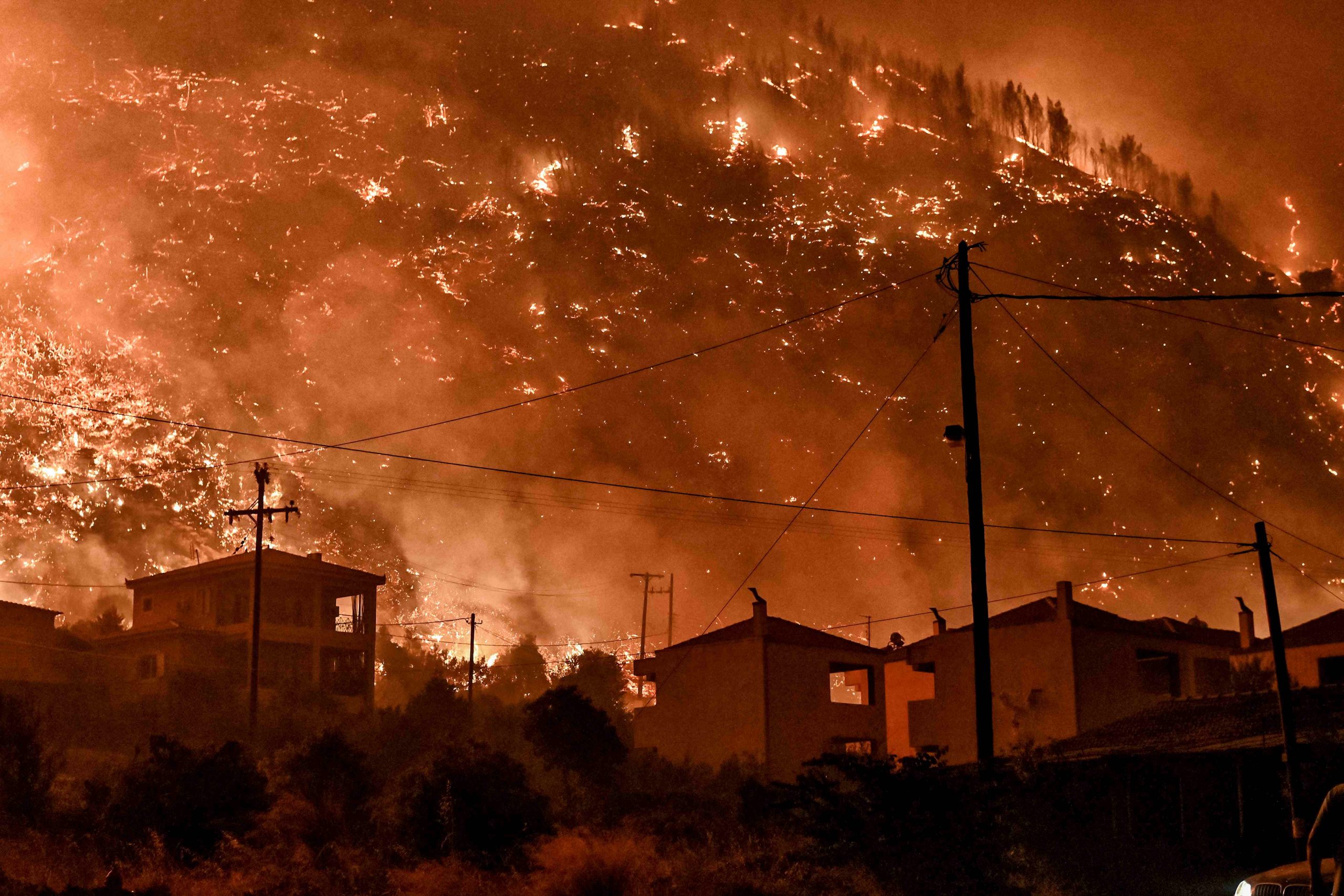 Large Wildfire in Corinth Flares Up – Smoke Visible in Athens (photos)