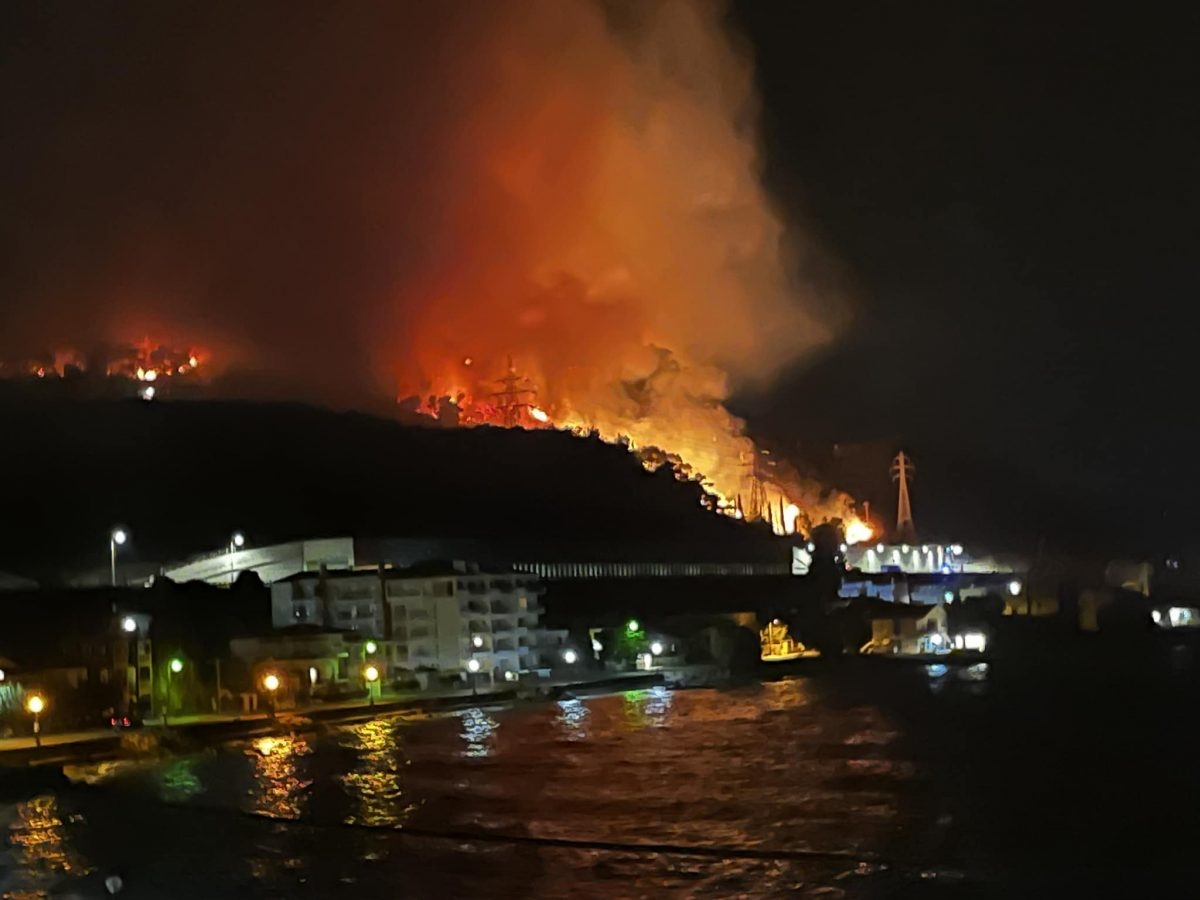 Main Hwy Closed Due to Wildfire in Northern Peloponnese