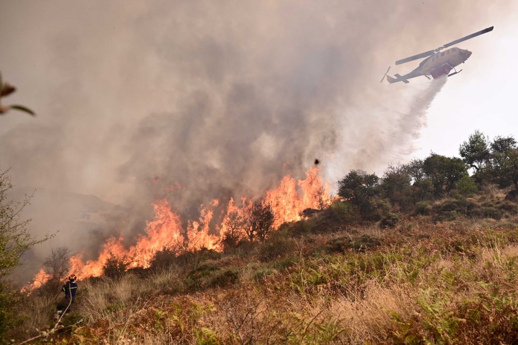 UPD – EU Sends Helicopters As Deadly Wildfire Rages in Corinth