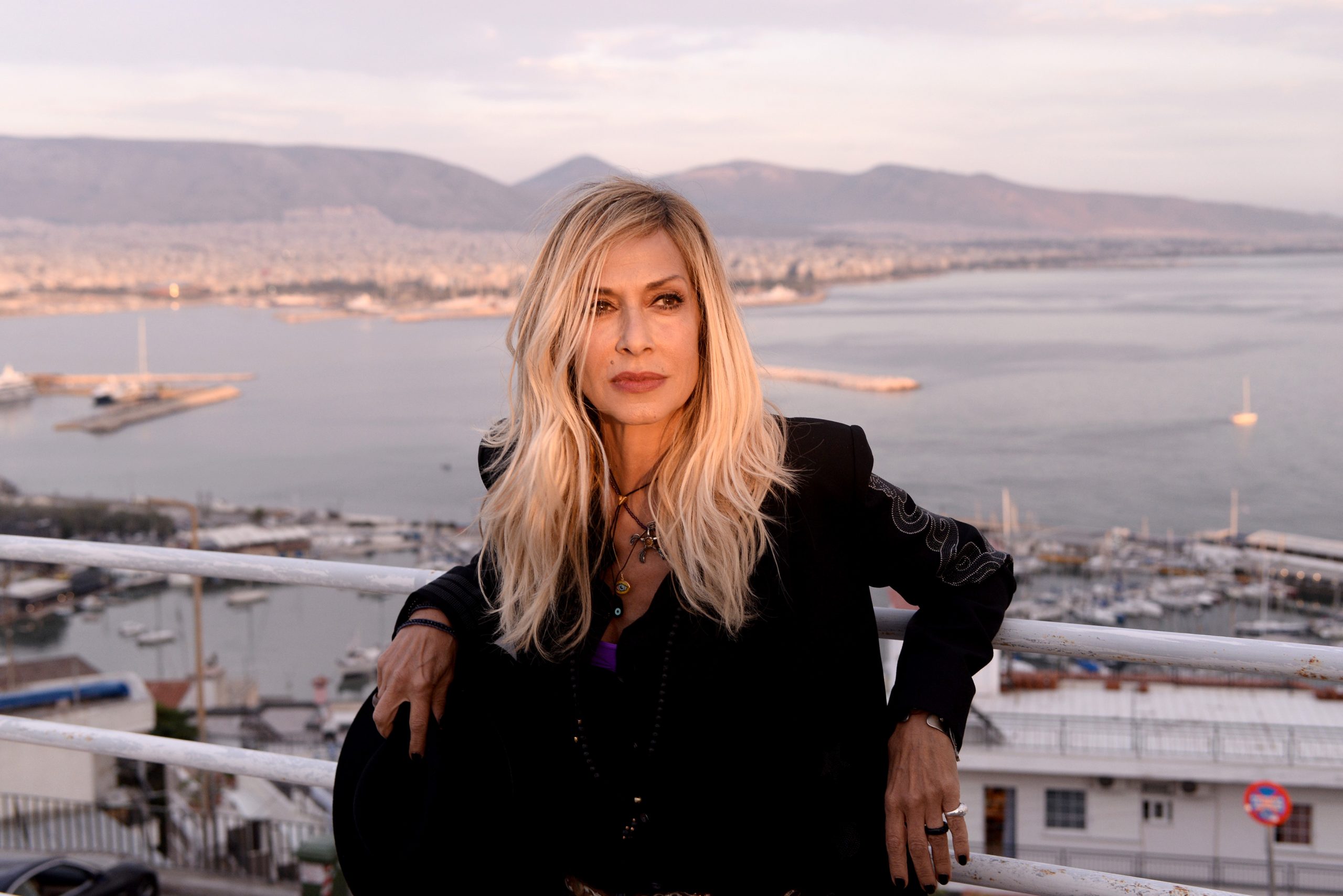 Anna Vissi: Outdoor Concert Goes Viral on Social Media (videos)