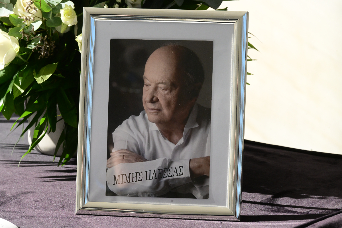 Farewell to Mimis Plessas, Funeral Held at Athens First Cemetery