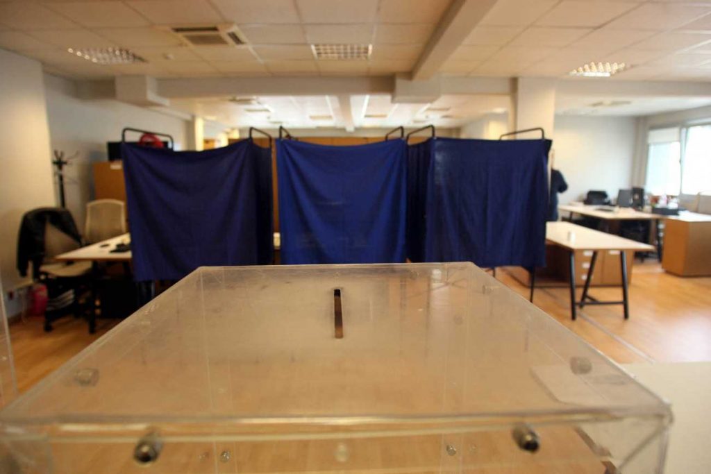 Alco Poll: ND Solidly First; PASOK Second Amid SYRIZA Collapse