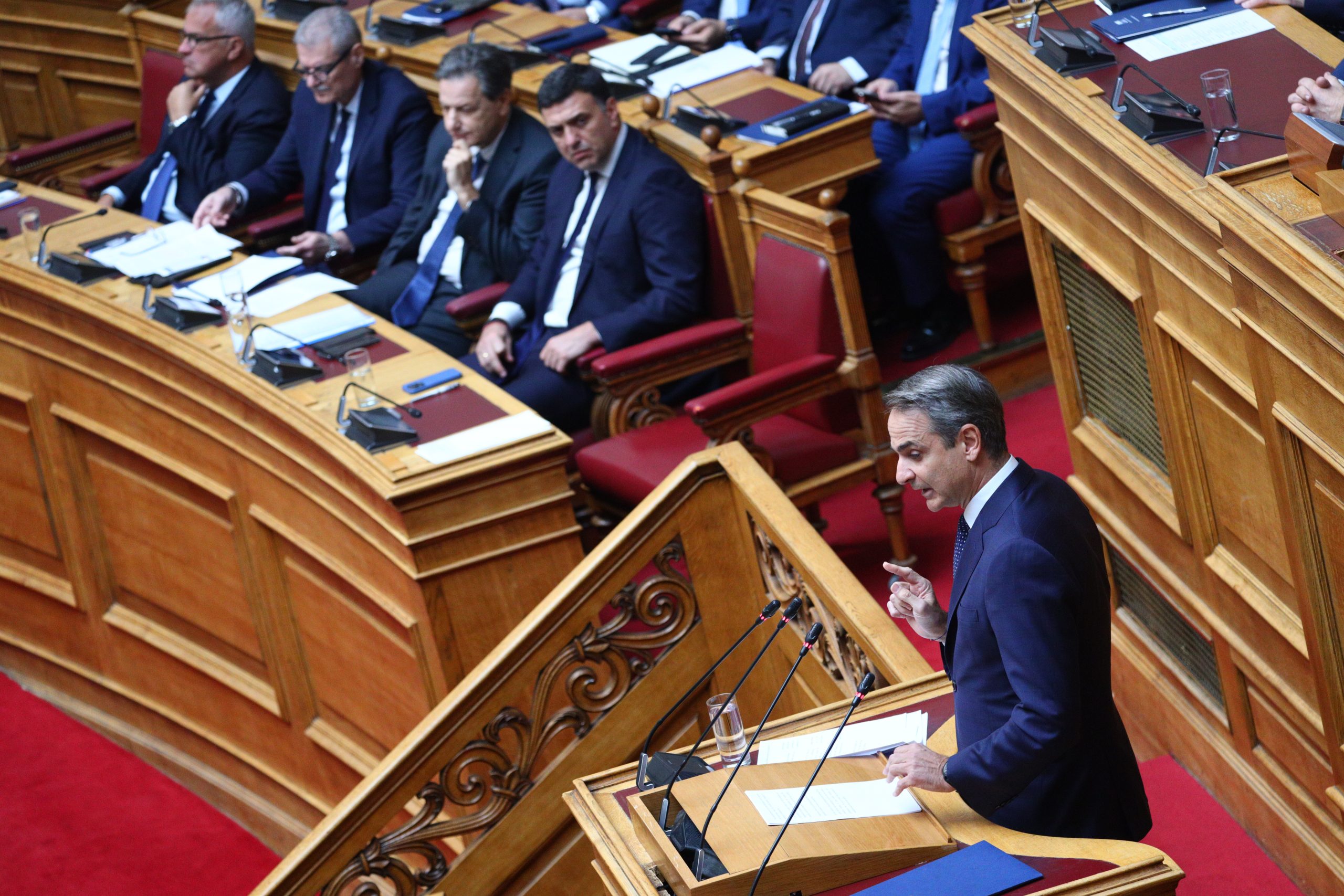 Mitsotakis vs. Androulakis: New Democracy and PASOK Set for Parliamentary Clash