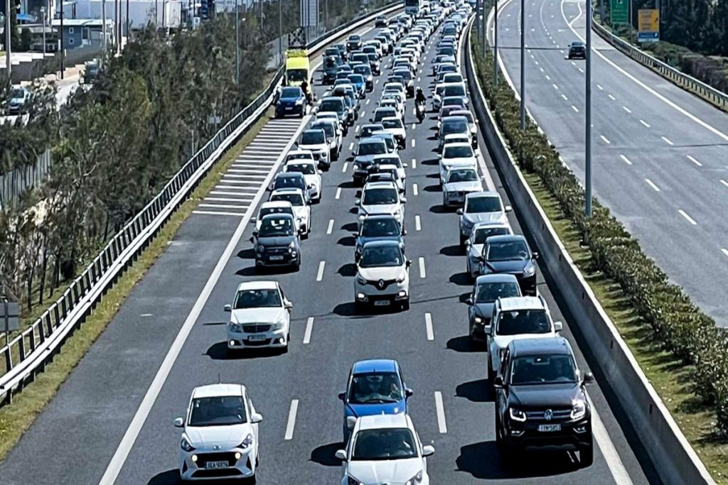 Traffic Regs in Place as Athenians Leave the City for Long Weekend