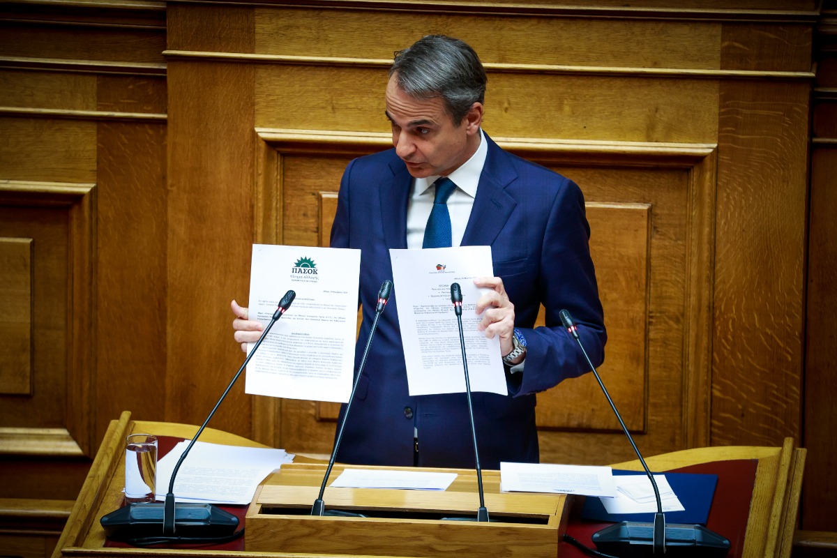 PM Mitsotakis ‘Blasts’ PASOK in Parliament for Copying SYRIZA