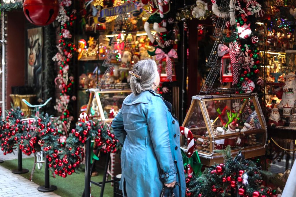 Holiday Shop Hours in Athens, Piraeus, and Thessaloniki