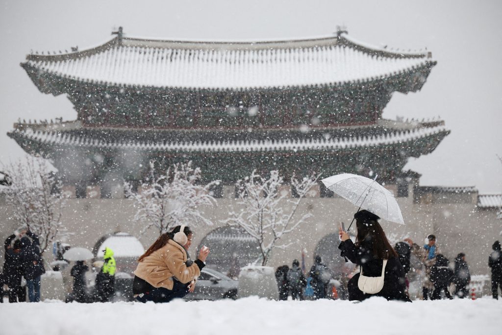 South Korea Hit by Record Snowfall; Flights Grounded, Deaths