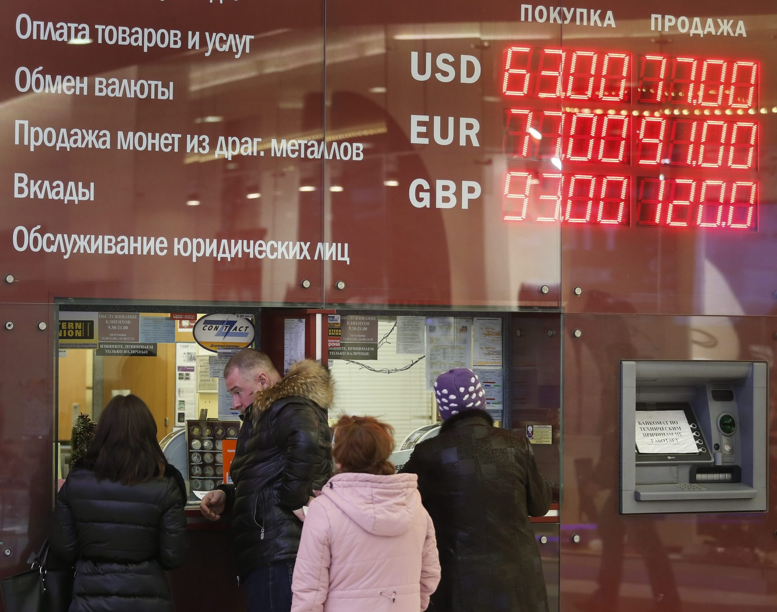 Russia’s War Economy Shows New Cracks After the Ruble Plunges