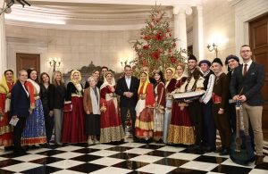 Greek Leaders Celebrate Christmas Eve with Traditional Christmas Carols